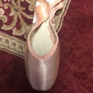 Capezio infinita professional pointe shoes